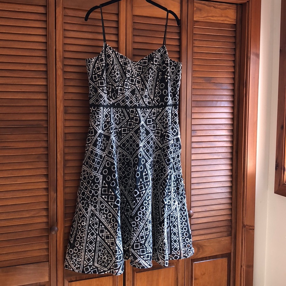 Banana Republic black and white lace dress 👗🕶